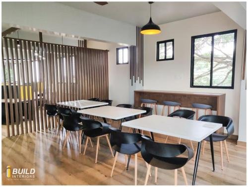 i Build Interiors are Manufacturers of kitchens, wardrobes, and interiors.